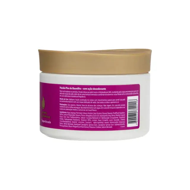 Back label of Paixão Flor de Baunilha 300g lotion showing ingredients and benefits, with deodorant action, almond oil, and silky touch hydration. Buy now at MKPBR.COM – Worldwide Shipping