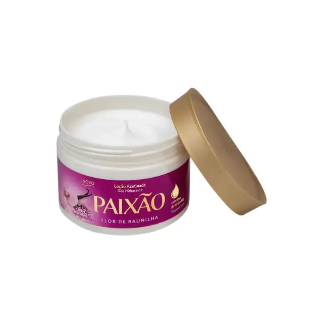 Flor de Baunilha 300g body lotion on white background, open jar with gold lid and creamy formula, vanilla flower fragrance with almond oil. Buy now at MKPBR.COM – Worldwide Shipping