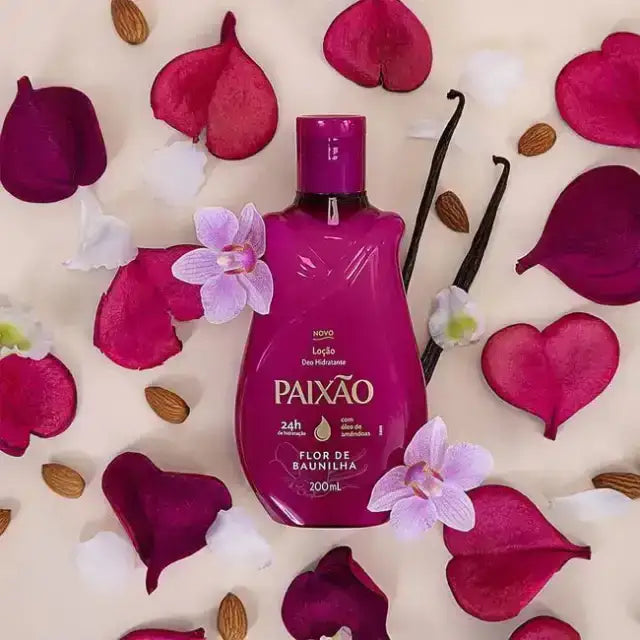 Flat lay of Paixao Vanilla Flower lotion 200 ml with vanilla pods, almonds, orchid flowers, and pink heart petals. Buy now at MKPBR.COM – Worldwide Shipping