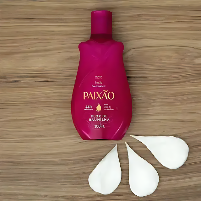 Paixao Vanilla Flower deodorant moisturizing lotion 200 ml on wooden surface with three lotion dollops. Buy now at MKPBR.COM – Worldwide Shipping