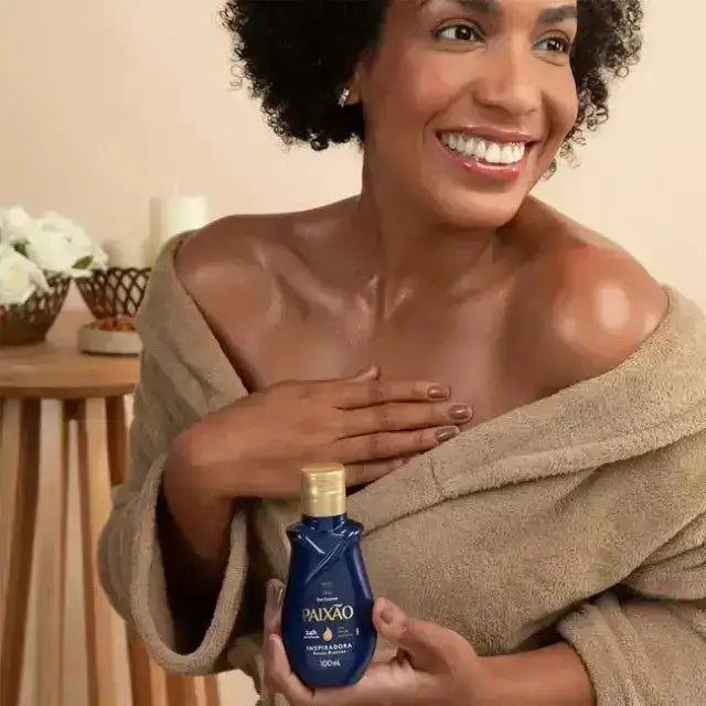 Paixão Inspiradora White Roses & Almond Hydrating Body Oil for Radiant Skin - Black Woman applying luxurious body oil for glowing, hydrated skin – Buy now at MKPBR.COM – Worldwide Shipping