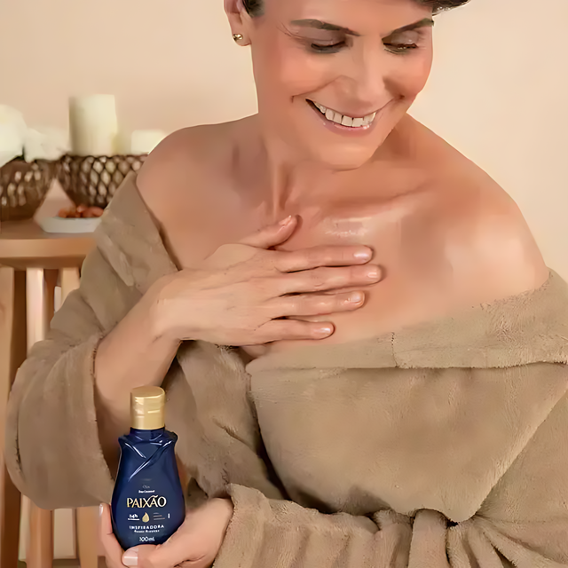 Paixão Inspiradora White Roses & Almond Hydrating Body Oil for Radiant Skin - Woman applying luxurious body oil for glowing, hydrated skin – Buy now at MKPBR.COM – Worldwide Shipping