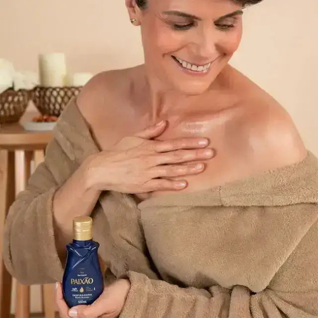 Paixão Inspiradora White Roses & Almond Hydrating Body Oil for Radiant Skin - Woman applying luxurious body oil for glowing, hydrated skin – Buy now at MKPBR.COM – Worldwide Shipping