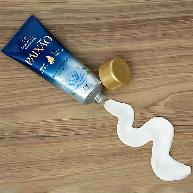 lose-up texture swatch of Paixão White Roses Hand Cream on a surface, showing its smoothing formula – Buy now at MKPBR.COM – Worldwide Shipping