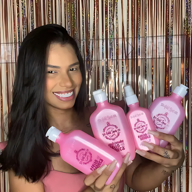 Model holding Gold Spell Efeito Soneca complete set including shampoo, conditioner, mask and spray – Buy now at mkpbr.com – Worldwide Shipping