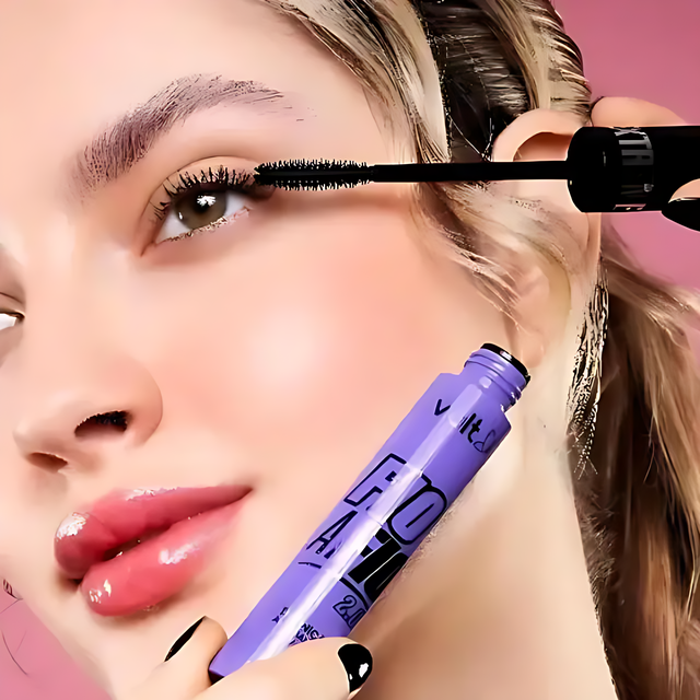 Vult Extreme Fio a Fio 2.0 Mascara being applied to lashes for dramatic lengthening, definition, and curl – Buy now at MKPBR.COM – Worldwide Shipping