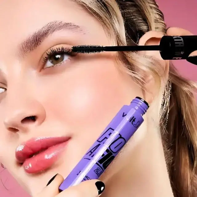 Vult Extreme Fio a Fio 2.0 Mascara being applied to lashes for dramatic lengthening, definition, and curl – Buy now at MKPBR.COM – Worldwide Shipping