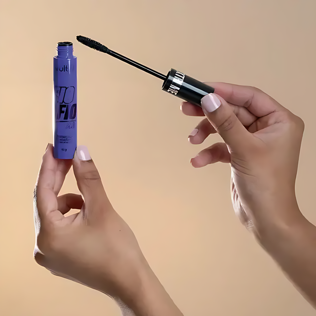 Vult Extreme Fio a Fio 2.0 Mascara 0.35 oz (10g), elegantly held in hands, emphasizing its sleek design – Buy now at MKPBR.COM – Worldwide Shipping