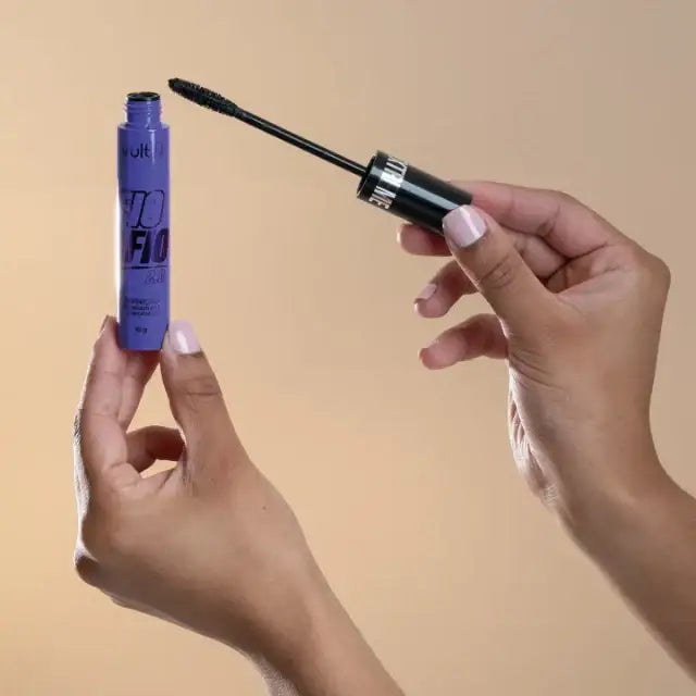 Vult Extreme Fio a Fio 2.0 Mascara 0.35 oz (10g), elegantly held in hands, emphasizing its sleek design – Buy now at MKPBR.COM – Worldwide Shipping