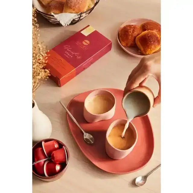 Orfeu Acauã Nespresso Compatible Coffee Capsules – A lifestyle flat lay featuring the Orfeu Acauã capsule box, a brewed cup, and cinnamon sticks, creating an inviting scene. – Buy now at MKPBR.COM – Worldwide Shipping