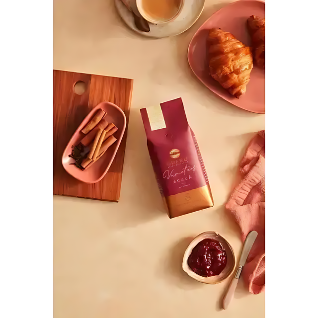 Orfeu Acauã Whole Bean Coffee –  A lifestyle flat lay featuring the Orfeu Acauã Whole Bean Coffee package, a brewed cup, and cinnamon sticks, creating an inviting scene. – Buy now at MKPBR.COM – Worldwide Shipping