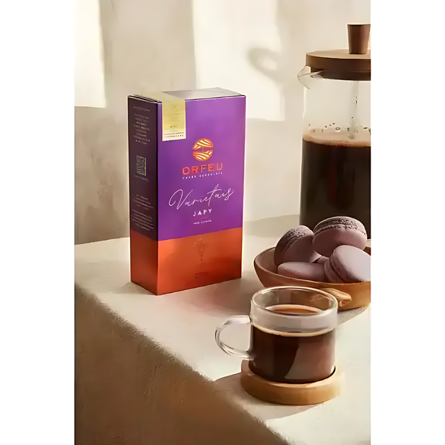 Orfeu Japy Ground Coffee – A lifestyle flat lay featuring Orfeu Japy Ground Coffee with artisan brewing accessories, evoking the premium quality of this medium roast Brazilian coffee.